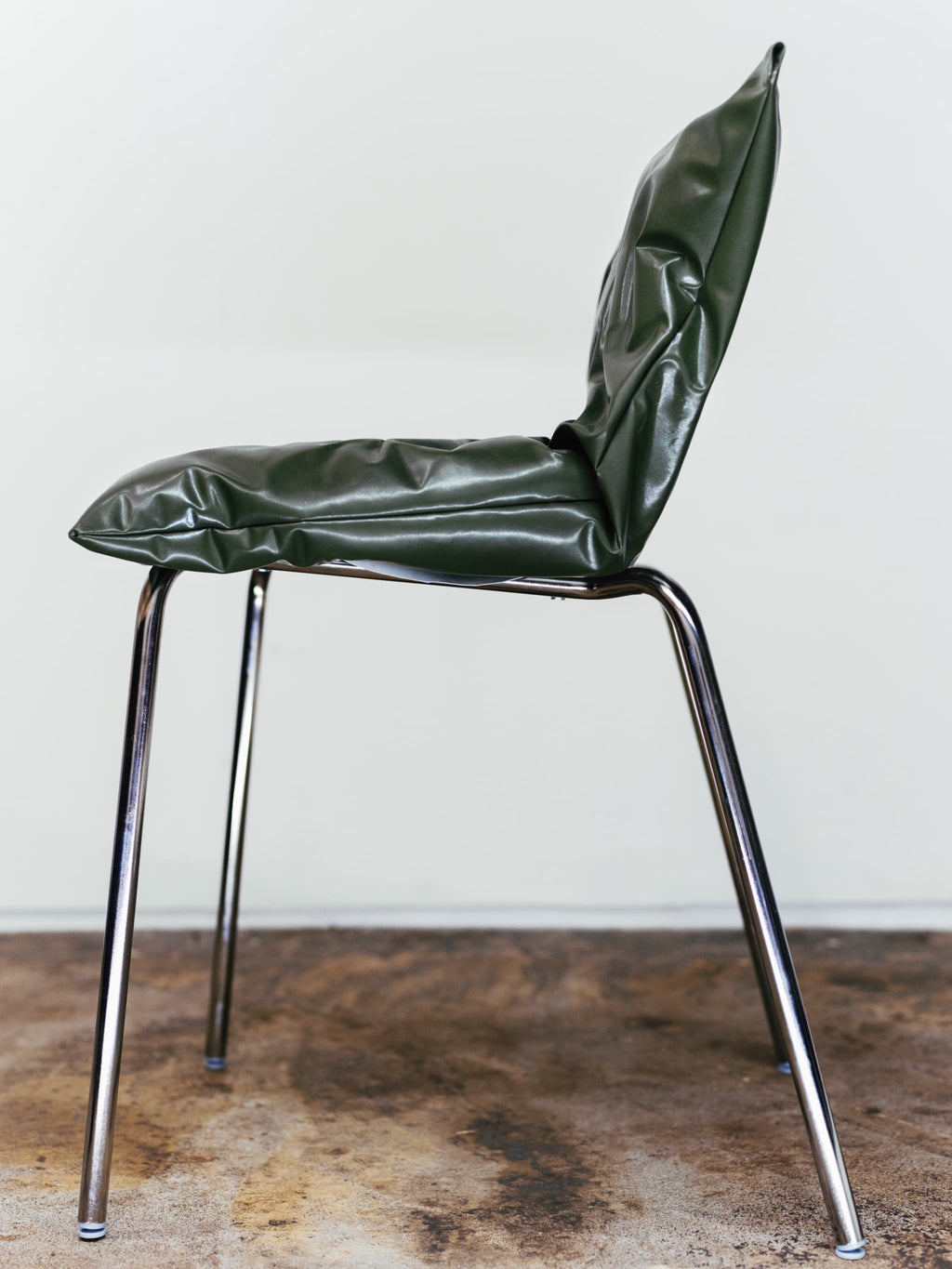 Merias Sisters sitting on chair.Aug 28,2001(compression time series)